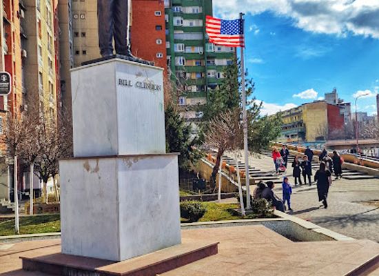 kosovo/shtime/landmark/bill-clinton-statue