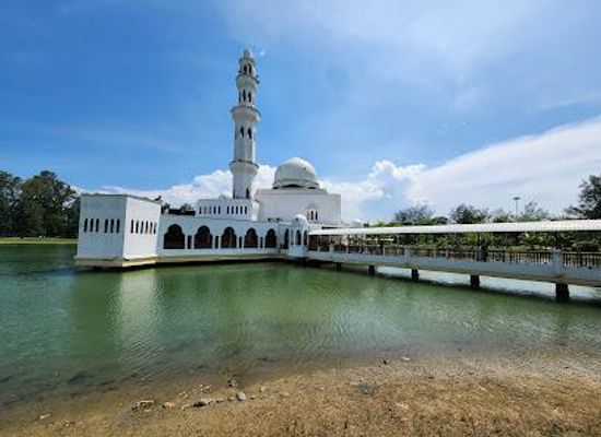malaysia/kuala-terengganu/landmark/tengku-tengah-zaharah-mosque-floating-mosque