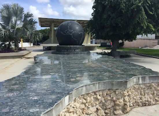 aruba/oranjestad/landmark/aruba-status-aparte-monument