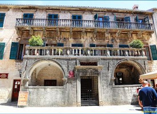 montenegro/bay-of-kotor/landmark/kotor-pima-palace