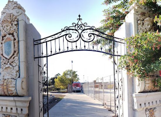 california/long-beach/the-pike/landmark/historic-jergins-trust-pillars