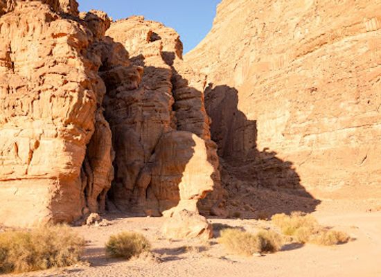 jordan/wadi-ghuweir/landmark/the-giant-stone-head-in-wadi-rum-desert