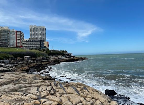 argentina/mar-del-plata/playa-grande/landmark/estatua-pequena-dama-anonima-mirando-al-mar