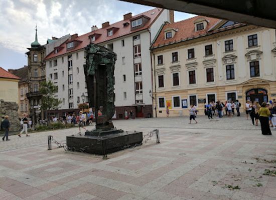slovakia/bratislava/old-town-stare-mesto/landmark/hviezdoslavovo-namestie