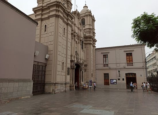 peru/huancavelica/landmark/iglesia-las-nazarenas