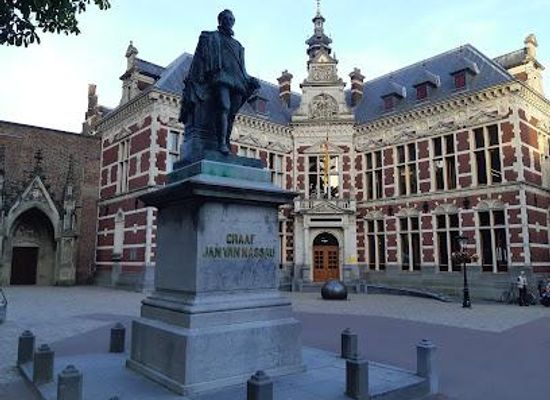 netherlands/amsterdam/landmark/domplein