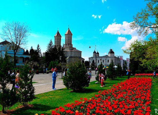romania/moldova-area/landmark/manastirea-sfintii-trei-ierarhi