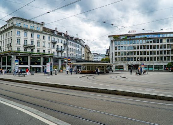 switzerland/zurich/bahnhofstrasse/landmark/paradeplatz