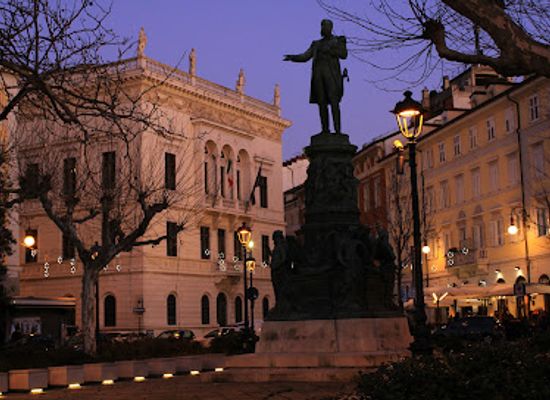 italy/trieste/landmark/statue-of-italo-svevo