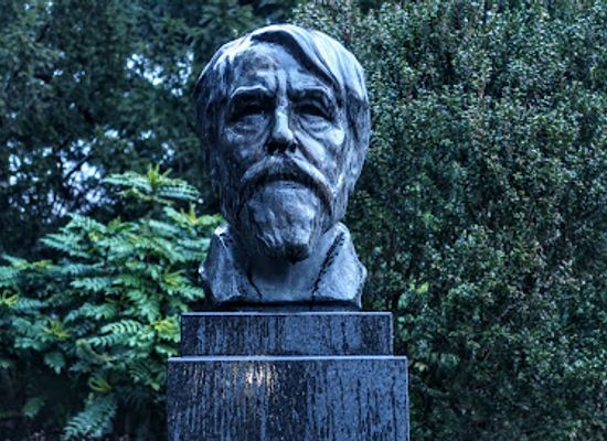 austria/vienna/wahring/landmark/arthur-schnitzler-memorial-statue
