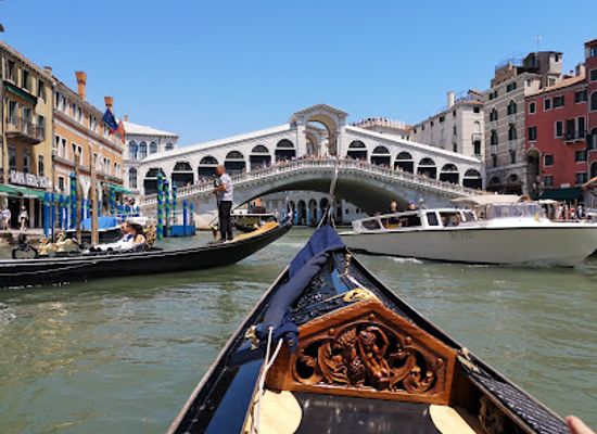 italy/venice/landmark/monumento-storico-a-carlo-goldoni