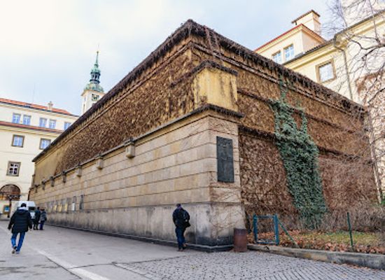 czechia/prague/landmark/girl-with-paper-swallow