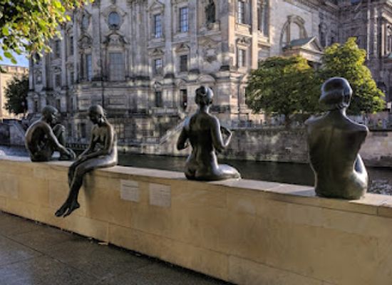 germany/pomerania/landmark/three-girls-and-a-boy