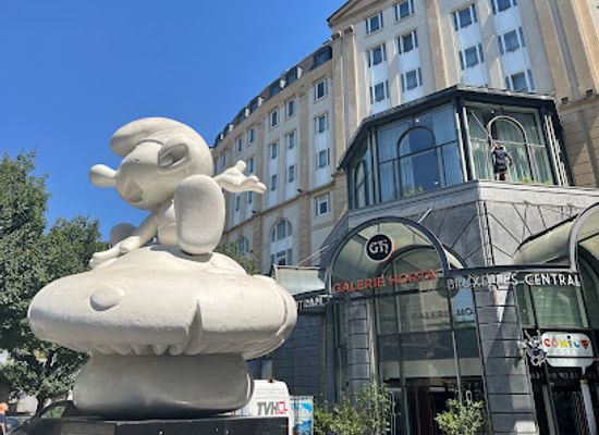 belgium/brussels/landmark/smurf-statue