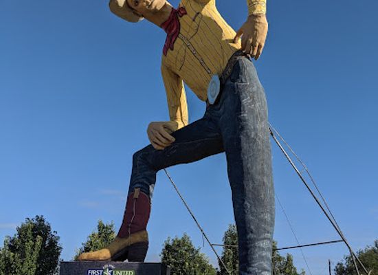 texas/south-plains/landmark/tex-randall-statue