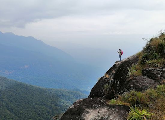 sri-lanka/adam-s-peak/landmark/kunu-diya-parwathaya
