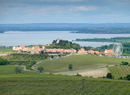 czechia/south-moravia/landmark/majak-lookout