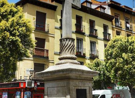 spain/madrid/landmark/cruz-de-puerta-cerrada