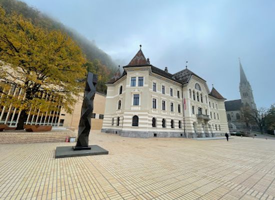 liechtenstein/schaan/landmark/regierungsgebaude-des-furstentums-liechtenstein