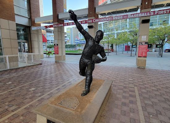 ohio/cincinnati/landmark/johnny-bench-statue