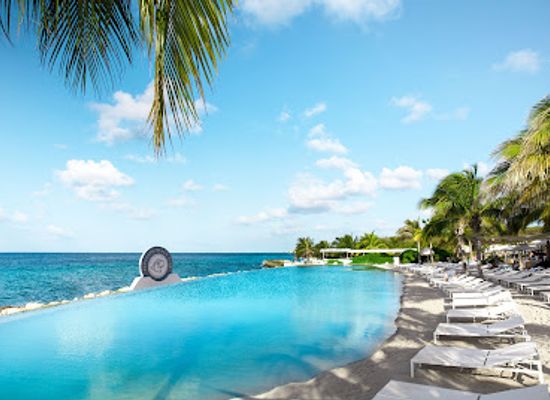 curacao/jan-thiel-beach/landmark/papagayo-beach-club