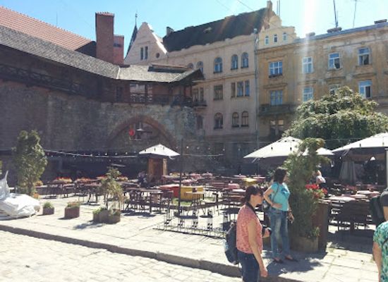 ukraine/galicia/landmark/koliivshchyny-square