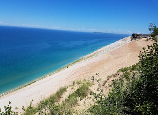 michigan/sleeping-bear-dunes-national-lakeshore/landmark/sleeping-bear-dunes