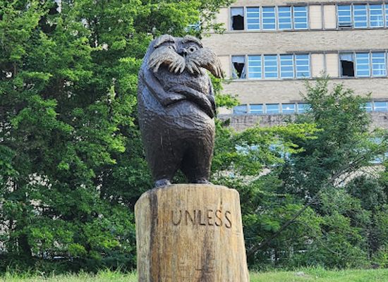 arkansas/little-rock/landmark/lorax-tree-carving