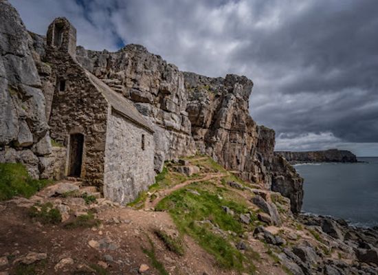 united-kingdom/pembrokeshire/attraction/saint-govan-s-chapel-2
