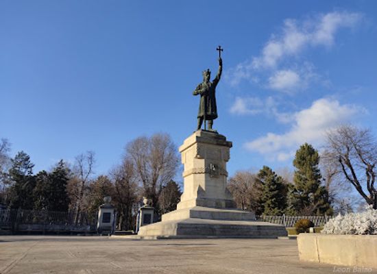 moldova/chisinau/centru/landmark/stephen-the-great-monument