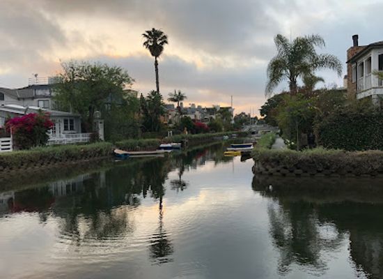 california/venice-beach/landmark/venice-canals-beach-access-path