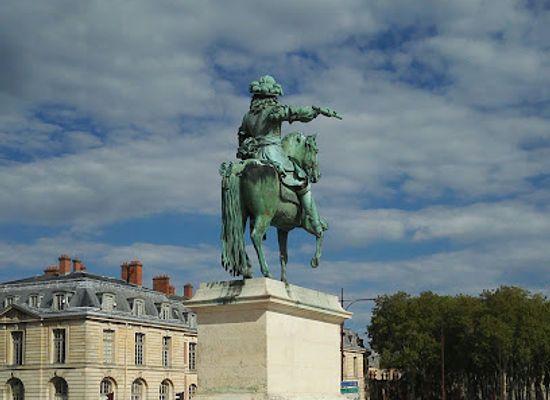 france/versailles/landmark/statue-et-place-hoche