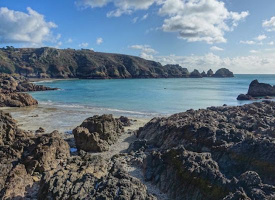 guernsey/fermain-bay/landmark/moulin-huet-bay