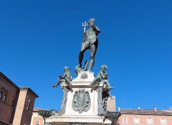 italy/modena/landmark/piazza-del-nettuno