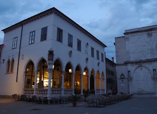 slovenia/littoral/landmark/loza-loggia