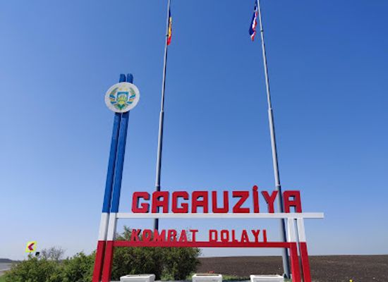 moldova/gagauzia/landmark/gagauzia-flags