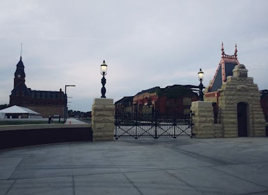 illinois/chicagoland/landmark/pullman-main-gate-and-gatehouse
