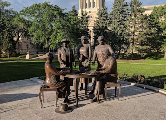 canada/winnipeg/osborne-village/landmark/famous-five-monument