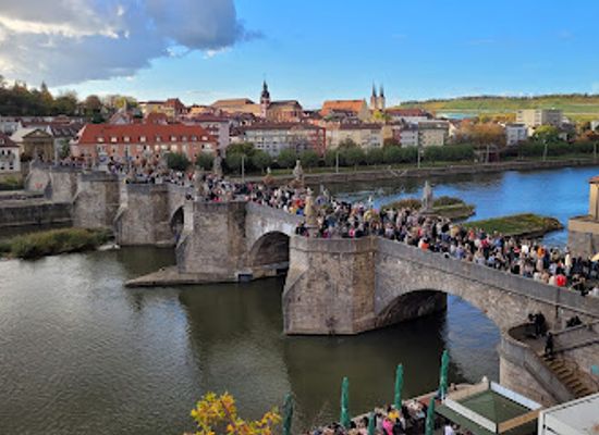 germany/wurzburg/landmark/blindenmodell-alte-mainbrucke-wurzburg