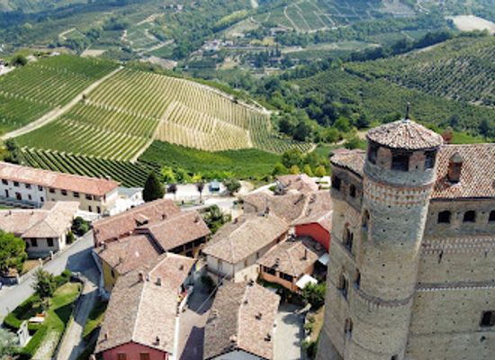 italy/langhe/landmark/castello-di-serralunga-d-alba