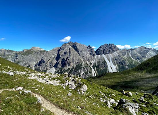 austria/stubai-valley/landmark/zwolfernieder