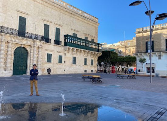 malta/valletta/landmark/grandmaster-palace-courtyard