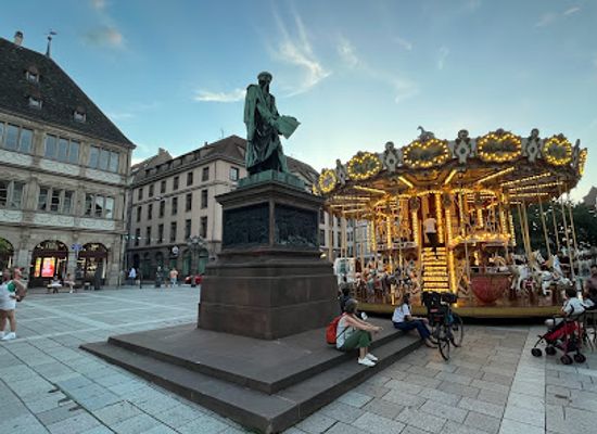 france/strasbourg/landmark/l-arbre-bleue-des-vitrines