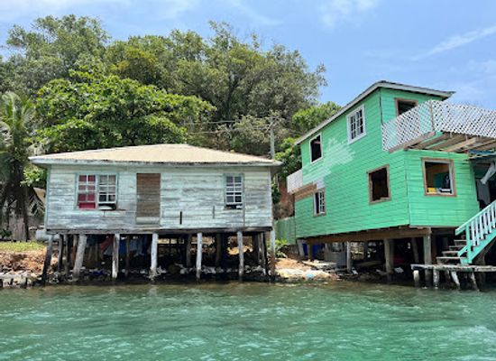 honduras/bay-islands/landmark/roatan-life-in-the-bay