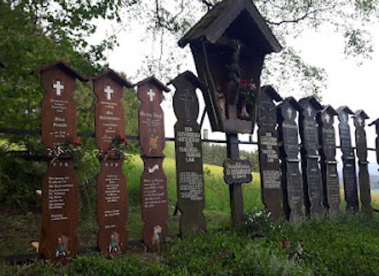 germany/altbayern/landmark/totenbrettergruppe-des-h-u-v-trachtenvereins-d-ossabuam-lam