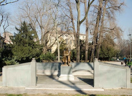 italy/milan/landmark/indro-montanelli-statue