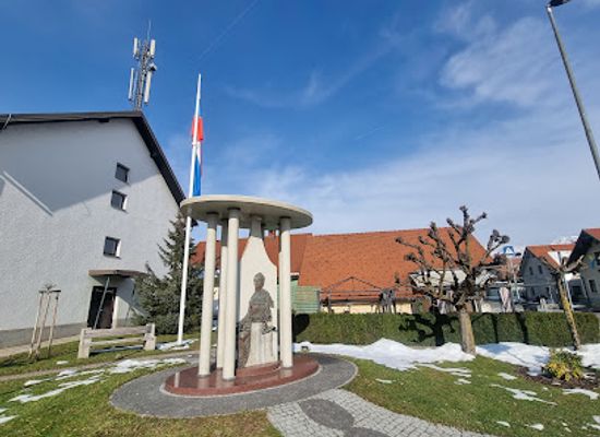 slovenia/upper-carniola/landmark/spomenik-krompirju