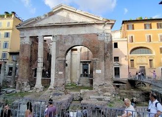 italy/rome/landmark/via-del-portico-d-ottavia