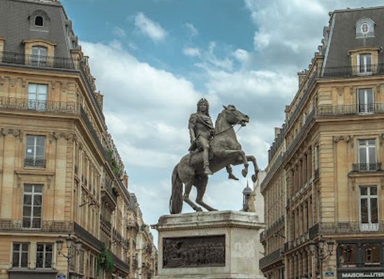 france/paris/landmark/statue-of-louis-xiv