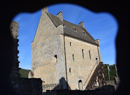 luxembourg/gutland/landmark/larochette-castle